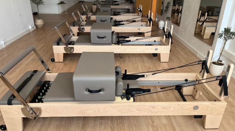 Heutiger Reformer in einem Pilatesstudio schräg von oben.