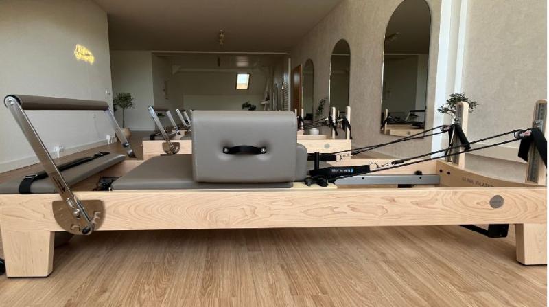 Heutiger Reformer in einem Pilatesstudio von der Seite.
