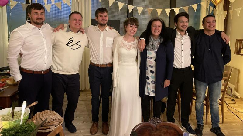 Marcels ganze Familie hat sich für ein Hochzeitsbild versammelt.