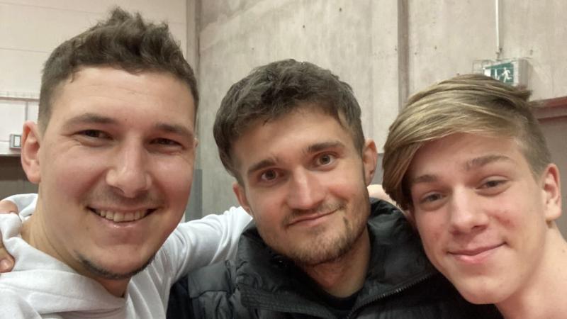 Marcel mit zwei Freunden aus seiner Kirche