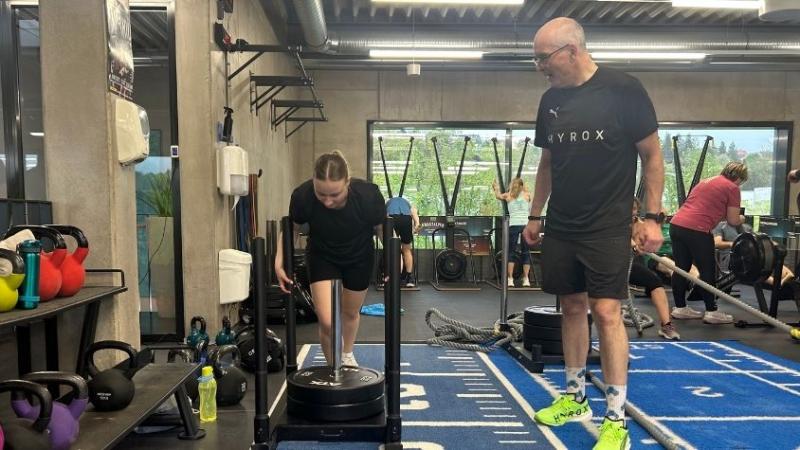 Trainer Thomas unterstützt bei der Station Sled Push.