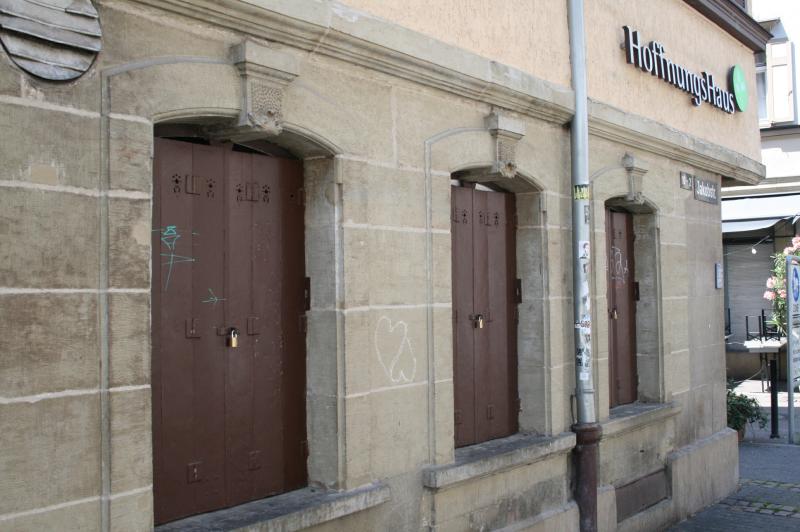 Geschlossene Fensterläden am HoffnungsHaus vor Beginn der Nachmittagsöffnung.