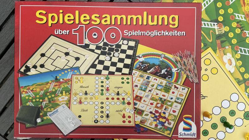Spielesammlung-Karton mit verschiedenen Klassikern