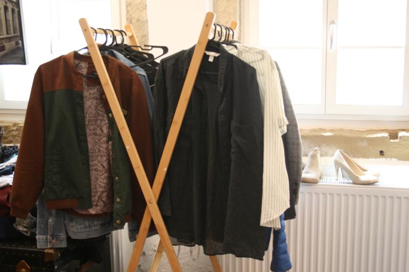 Gespendete Kleidung auf einer Kleiderstange im HoffnungsHaus zur kostenlosen Mitnahme.