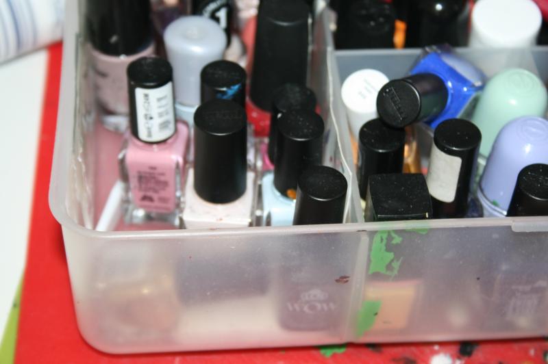 Auswahl an Nagellackfläschchen als Teil eines Freizeitangebots im HoffnungsHaus.