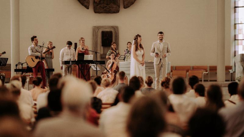 Marcel und Corona genießen den Gottesdienst ihrer kirchlichen Trauung.