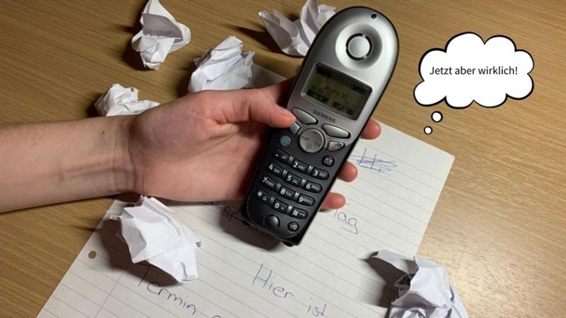 Hand am Telefon, Finger auf der grünen Wähltaste, kurz davor die Notizen in die Praxis umzusetzen. 