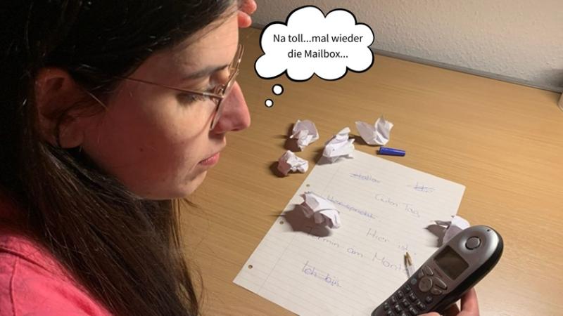 Frau ärgert sich, dass ihr Anruf nicht angenommen wurde.