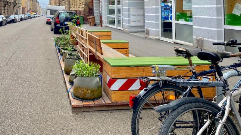 Ein bepflanztes Parklet steht vor den Türen von Greenpeace.