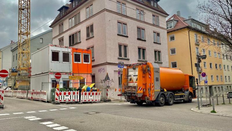 Die Augustenstraße sieht trüb aus und ist von Baustellen und Durchgangsverkehr geprägt.