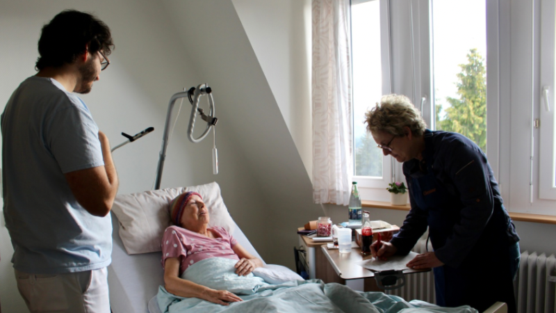 Christiane Stangier bespricht mit einer Gästin, was sie heute essen möchte.