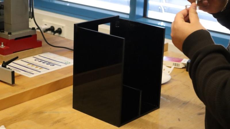 Schwarzer Kasten, der Matcha Automat