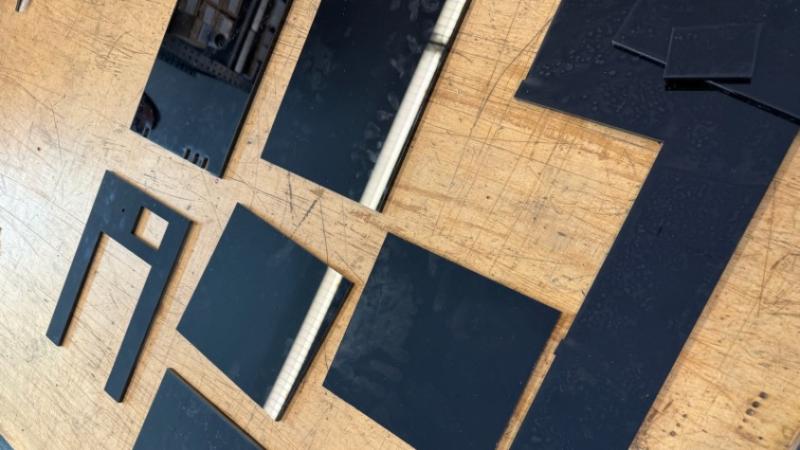 Schwarze Platten in verschiedenen Größen auf einem Tisch