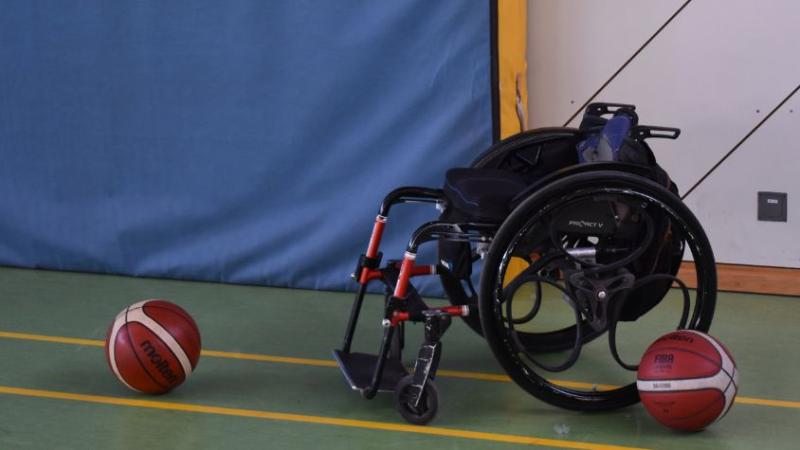 Alltagsrollstuhl an der Seite des Spielfelds