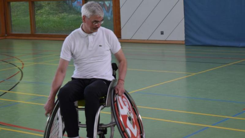 Thomas fährt rückwärts und im Slalom um gelbe Hütchen herum