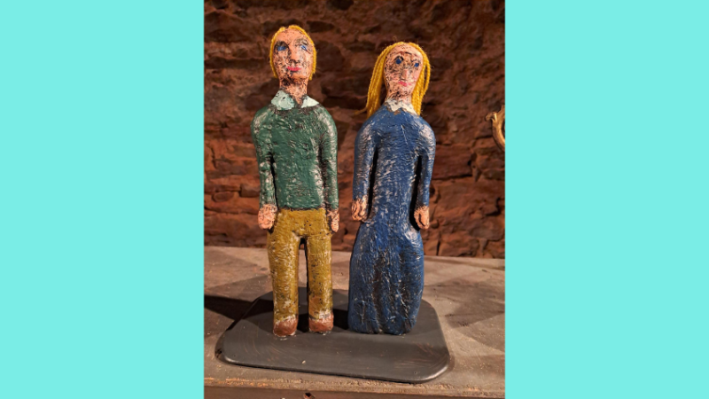 Die Figuren eines Jungen und Mädchen nebeneinander.