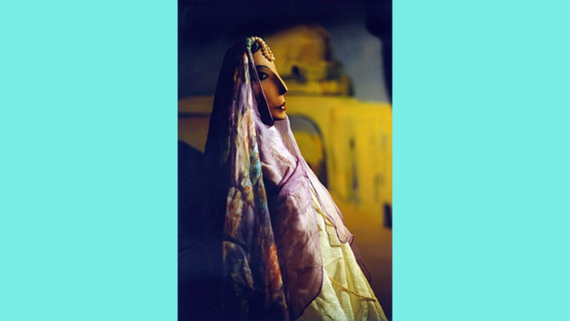 Eine Figur, die in Tücher gehüllt ist.