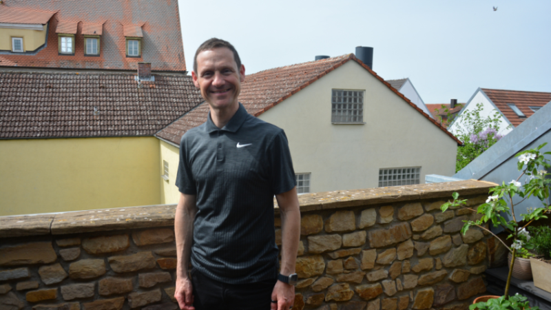 Thorsten Wozniak steht auf einer Terrasse 