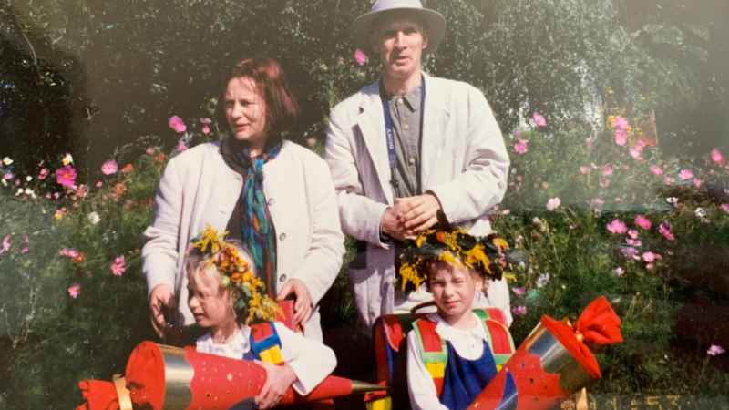 Clara und Luise gemeinsam mit ihren Pflegeeltern bei ihrer Einschulung.