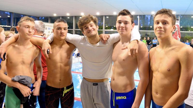 Marcel ist zusammen mit seinen Schwimmkollegen im Hallenbad.