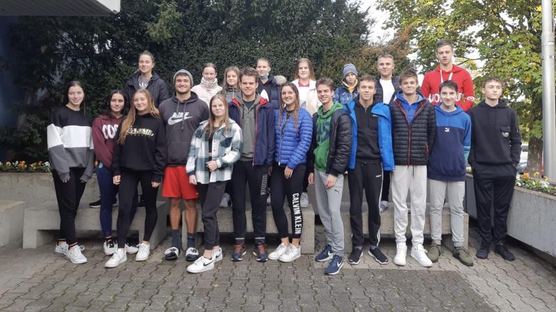 Marcel zeigt sich mit seinen Schwimmschüler*innen.