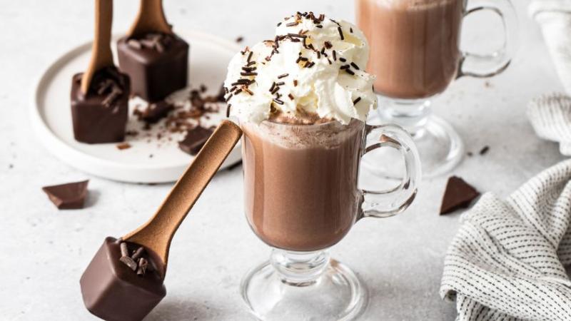 Eisschokolade mit essbaren Löffeln in einem Becher