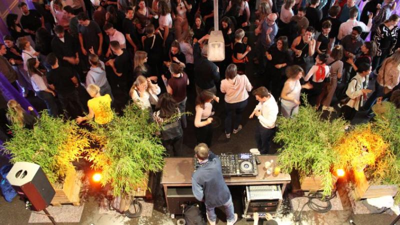 DJ Pult und tanzende Menschenmenge bei der Pre-Work-Party