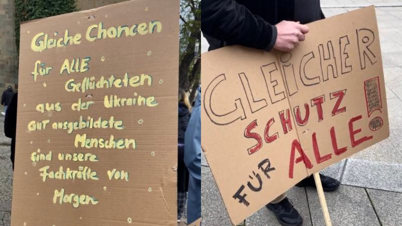 Demoplakate fordern Chancengleichheit für alle Geflüchteten 