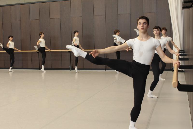 Tänzer an der Ballettstange