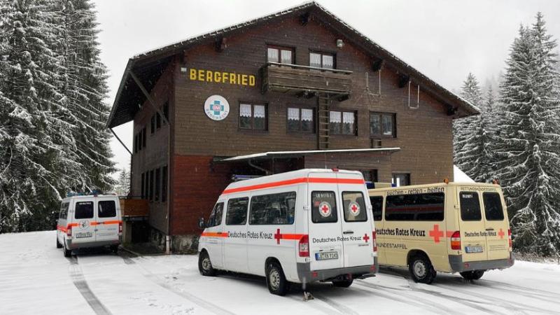 Rettungswagen parken vor einer Hütte