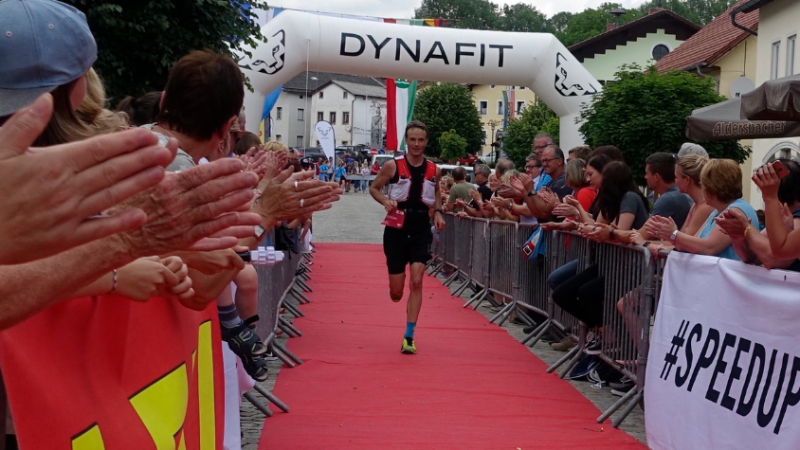 Mann läuft über roten Teppich auf der Ziellinie