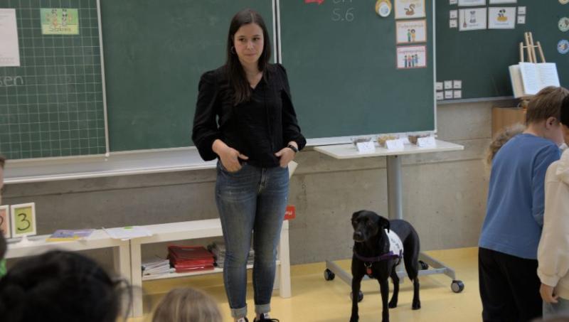 Lehrerin Sarah Dietrich mit Hündin Cahya