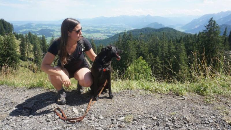 Sarah Dietrich mit ihrer Hündin beim Wandern.