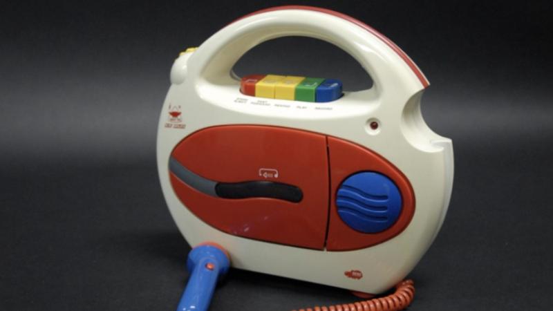 Ein tragbarer Kassettenrekorder für Kinder im bunten Design.