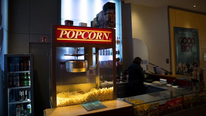 Eine alte Popcornmaschine im dunklen Foyer des Kinos