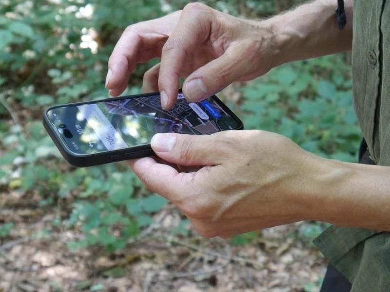 Handy, auf dem Google Maps geöffnet ist.