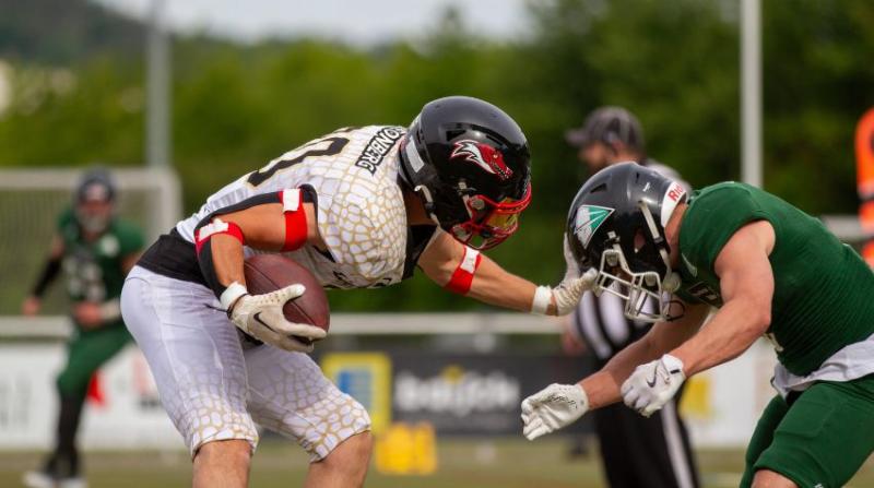 Zwei gegnerische Spieler kämpfen um den Ball