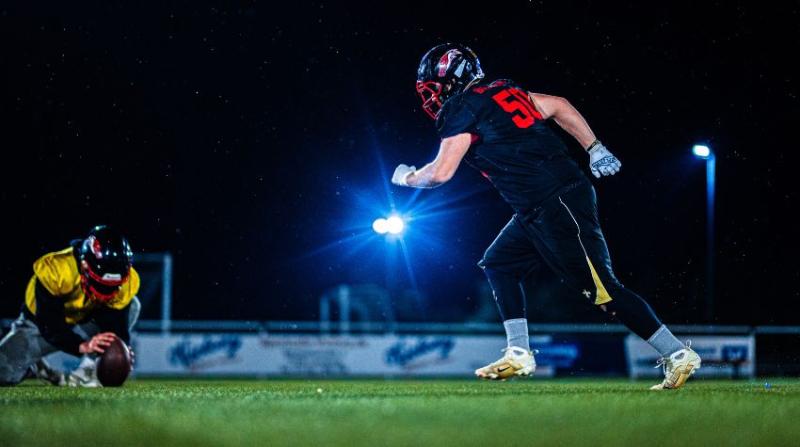Zwei Alligator Spieler auf dem beleuchteten Feld beim Kick-Off-Event