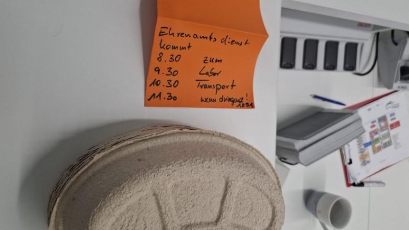 Die Schatulle für die Blutröhrchen und ein Zettel für die Ehrenamtlichen.