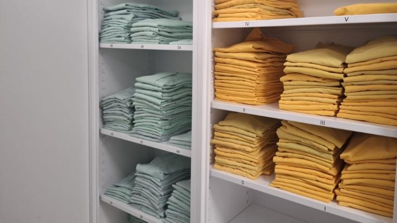 Grüne und gelbe Kittel zum Abholen bereit.