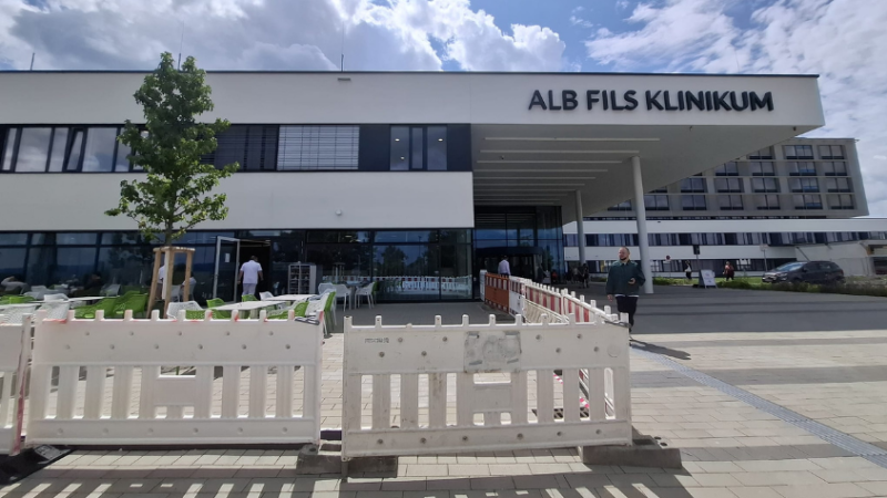 Das Alb Fils Klinikum mit Baustellen-Absperrungen davor.