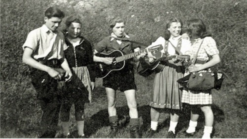 Fünf Jugendliche mit Gitarren.