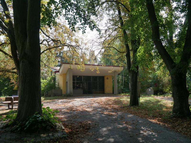 Von Bäumen umgebene Kirche