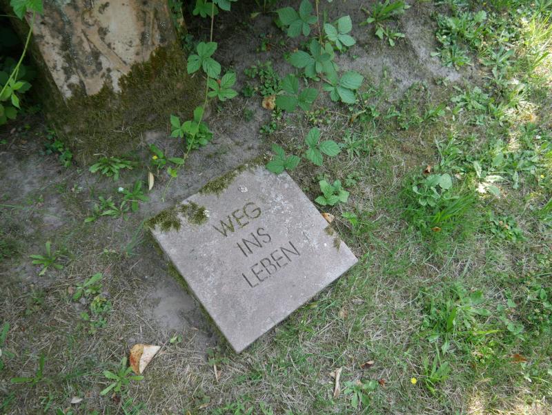Ein Stein mit der Aufschrift "Weg ins Leben"