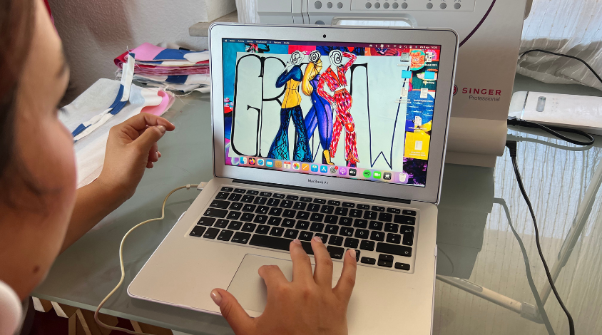 Eine Frau schaut in ihren geöffneten Laptop