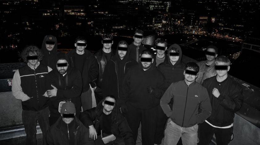 Eine Gruppe von jungen Männern mit zensiertem Gesicht in schwarz weiß