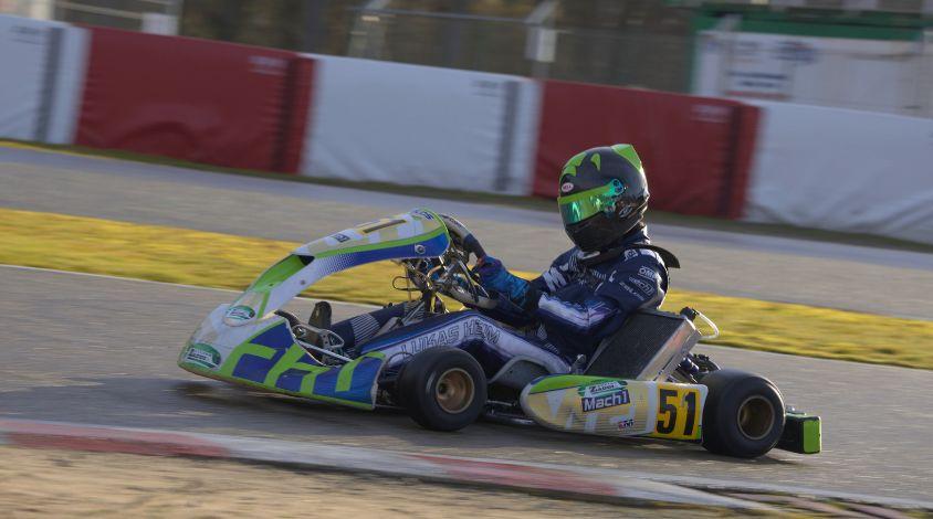 Kart fährt durchs Bild