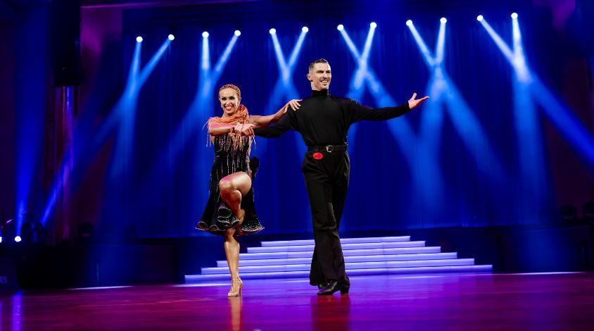 Tanzpaar auf Tanzfläche mit blauer Beleuchtung