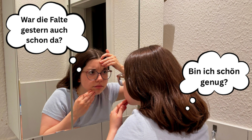 Frau schaut in den Spiegel und hat Selbstzweifel.