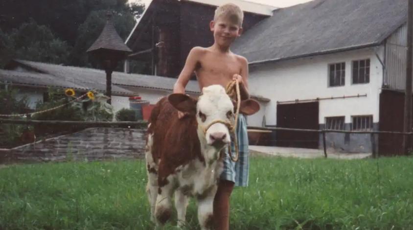 Kind mit Kuh 